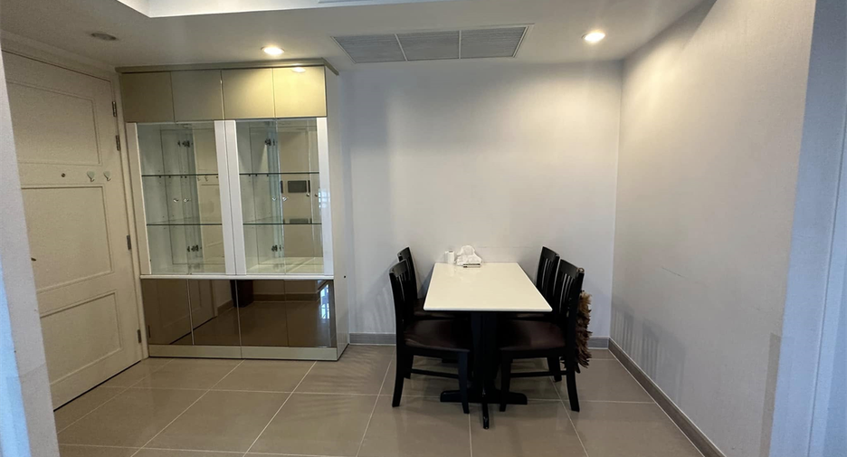 For rent 2 bedrooms condo in Huai Khwang, Bangkok