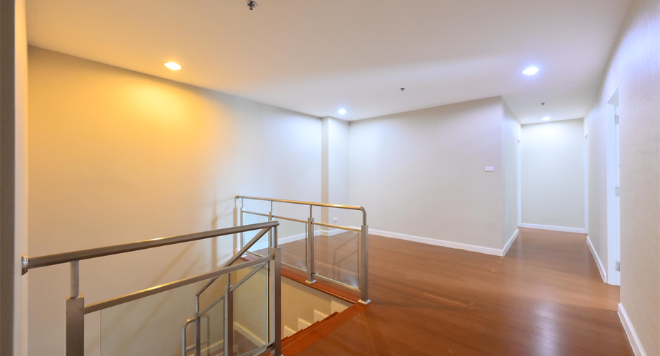 For rent 5 bedrooms condo in Huai Khwang, Bangkok