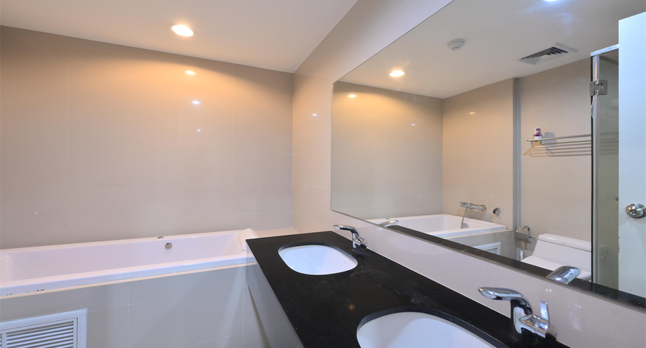 For rent 5 bedrooms condo in Huai Khwang, Bangkok
