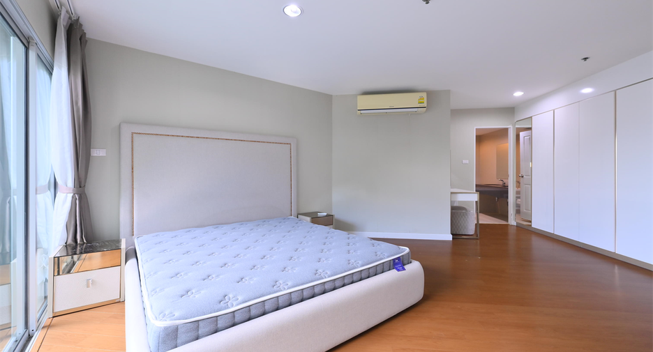 For rent 5 bedrooms condo in Huai Khwang, Bangkok