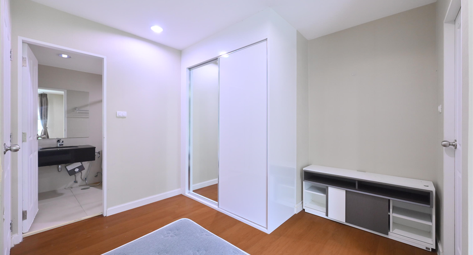 For rent 5 bedrooms condo in Huai Khwang, Bangkok