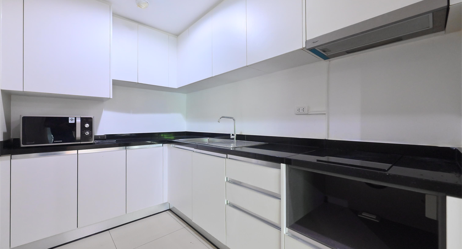For rent 5 bedrooms condo in Huai Khwang, Bangkok