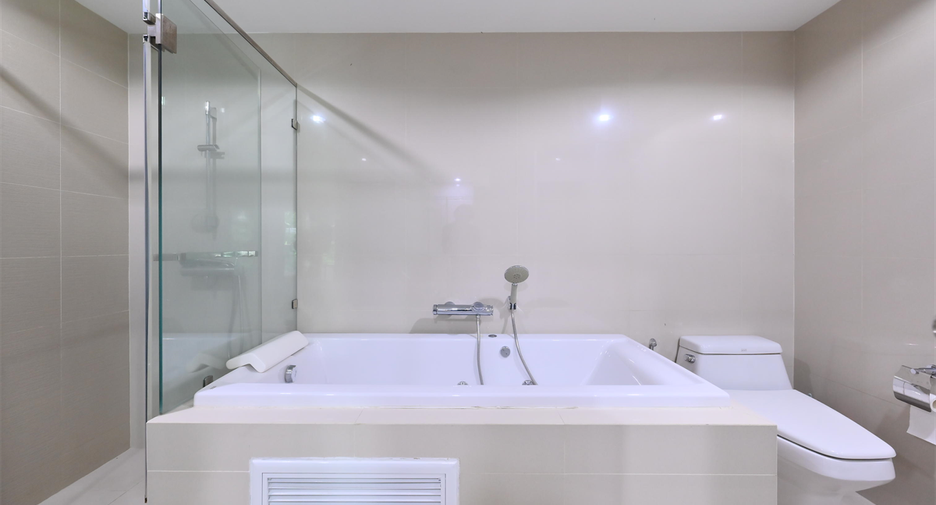 For rent 5 bedrooms condo in Huai Khwang, Bangkok