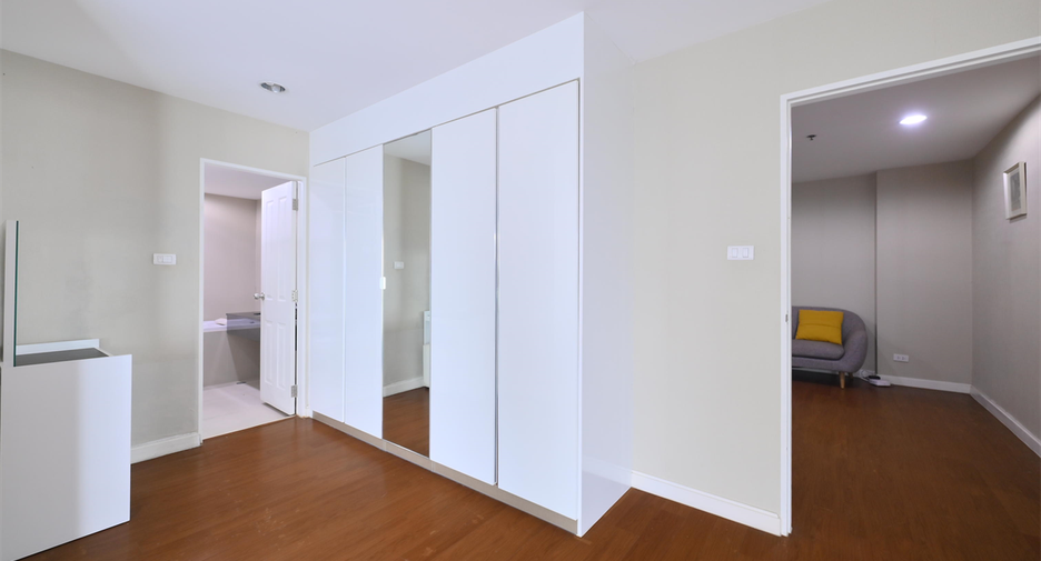 For rent 5 bedrooms condo in Huai Khwang, Bangkok