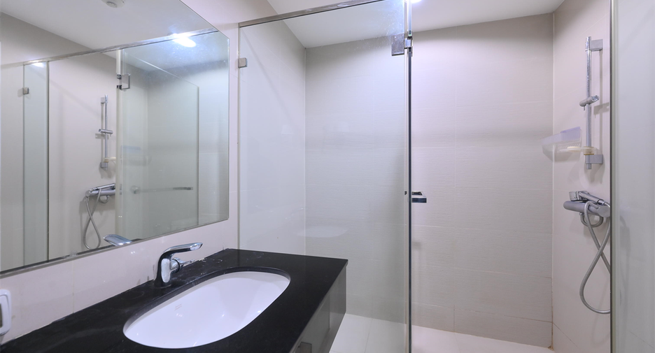 For rent 5 bedrooms condo in Huai Khwang, Bangkok