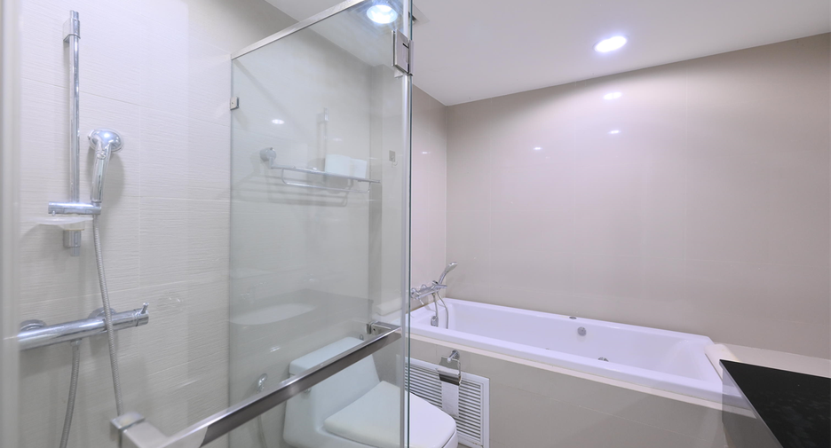 For rent 5 bedrooms condo in Huai Khwang, Bangkok