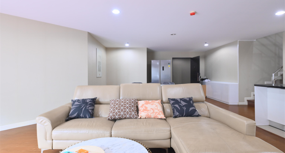 For rent 5 bedrooms condo in Huai Khwang, Bangkok