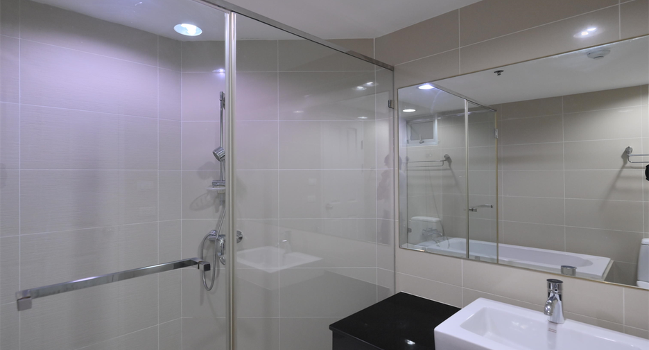 For rent 2 bedrooms condo in Huai Khwang, Bangkok