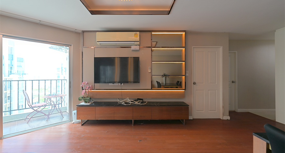 For rent 4 bedrooms condo in Huai Khwang, Bangkok