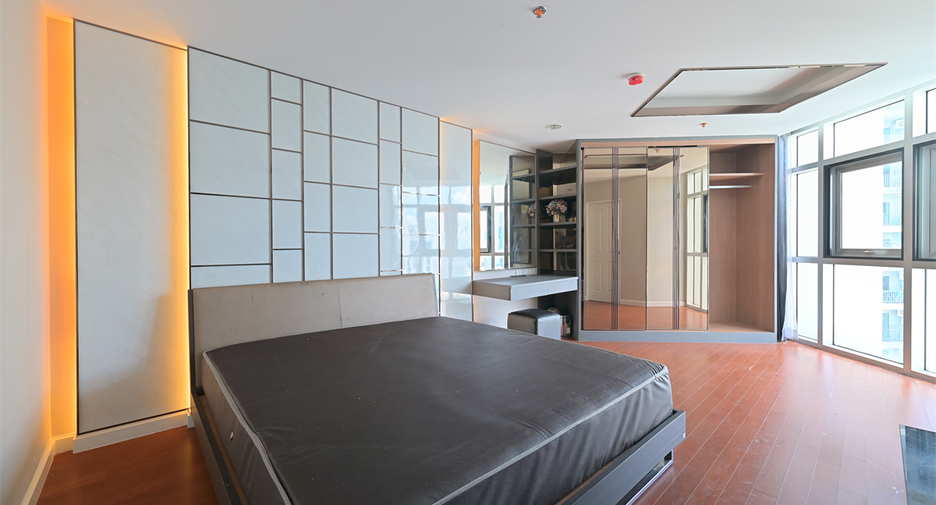 For rent 4 bedrooms condo in Huai Khwang, Bangkok