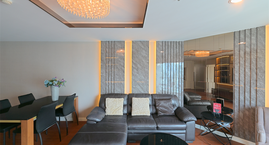 For rent 4 bedrooms condo in Huai Khwang, Bangkok