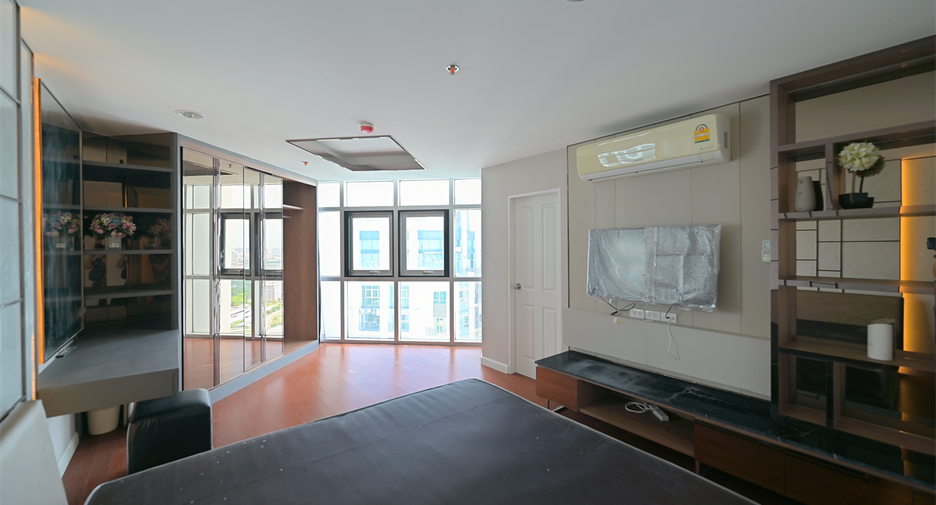 For rent 4 bedrooms condo in Huai Khwang, Bangkok