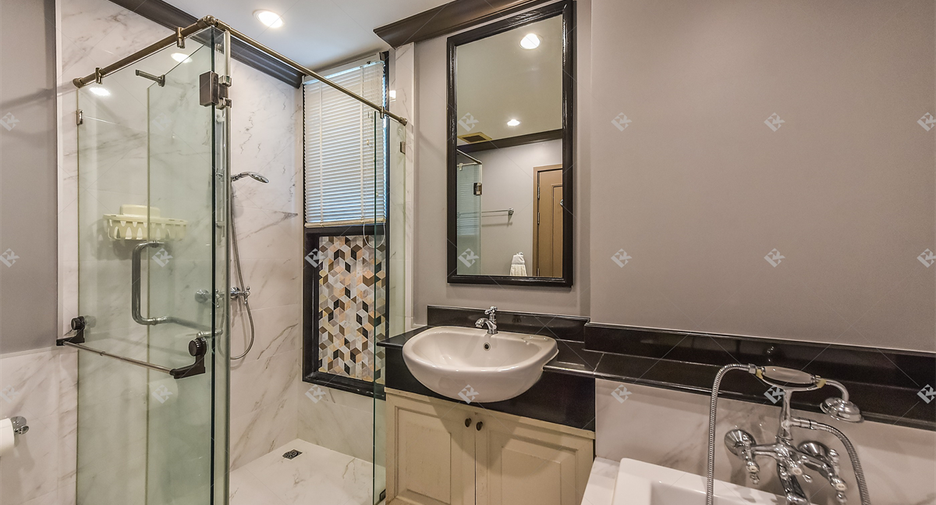 For rent 2 bedrooms condo in Pathum Wan, Bangkok