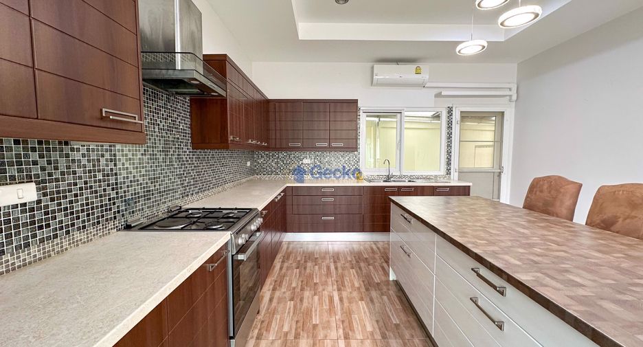 For sale 4 ベッドルーム house in Bang Lamung, Chonburi