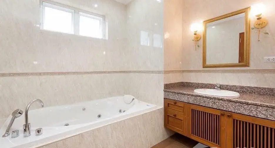 Hotel zum Kauf mit 6 Zimmer in Mueang Phuket, Phuket