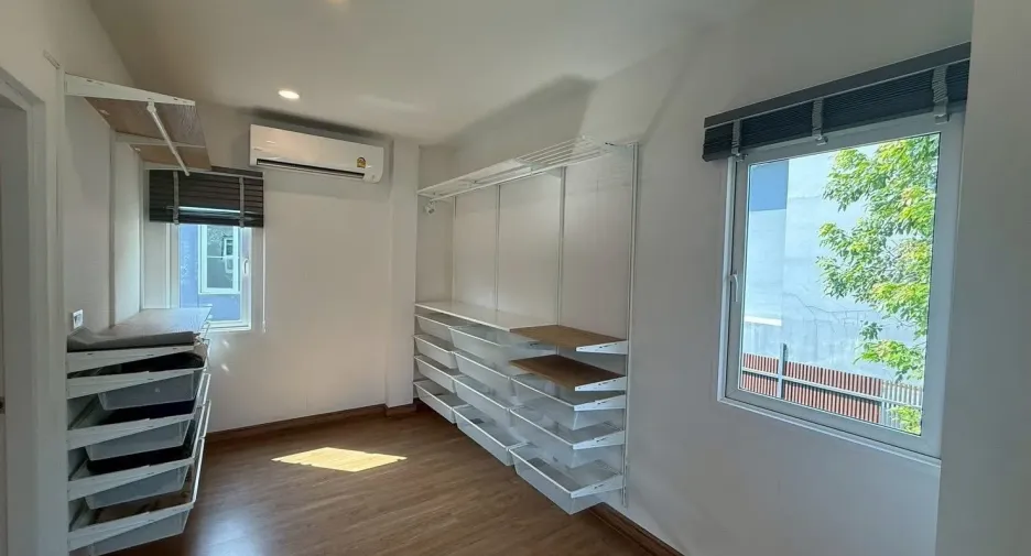 For rent 4 bedrooms house in Prawet, Bangkok