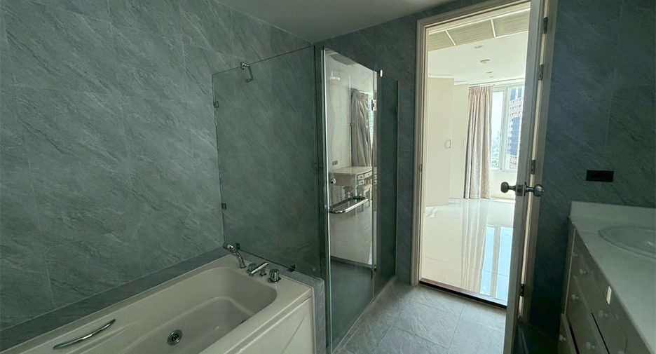 For sale 4 bedrooms condo in Khlong Toei, Bangkok