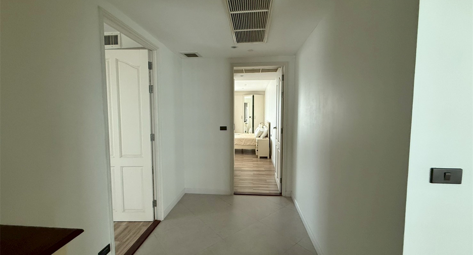 For sale 4 bedrooms condo in Khlong Toei, Bangkok