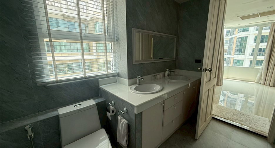 For sale 4 bedrooms condo in Khlong Toei, Bangkok