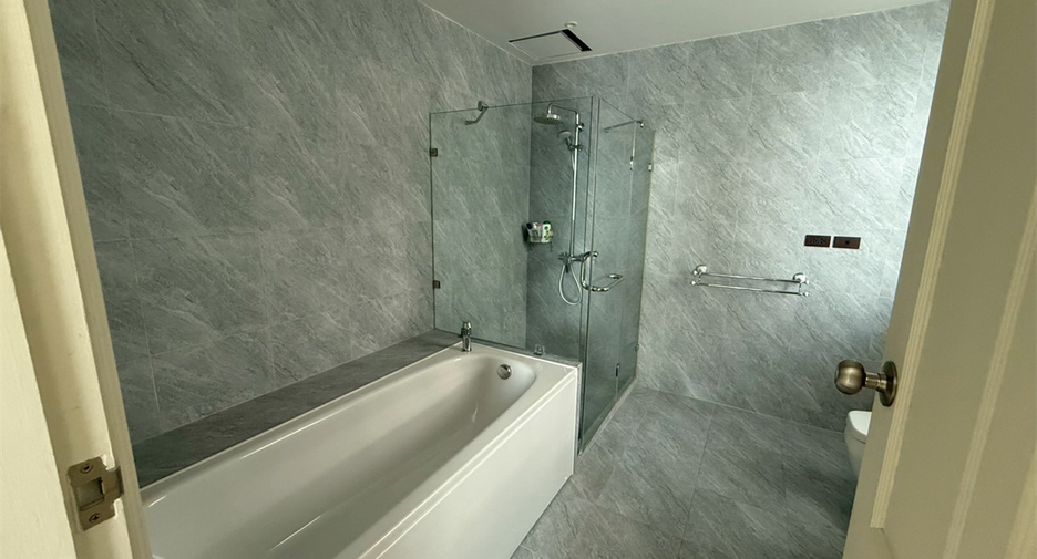 For rent 4 bedrooms condo in Khlong Toei, Bangkok
