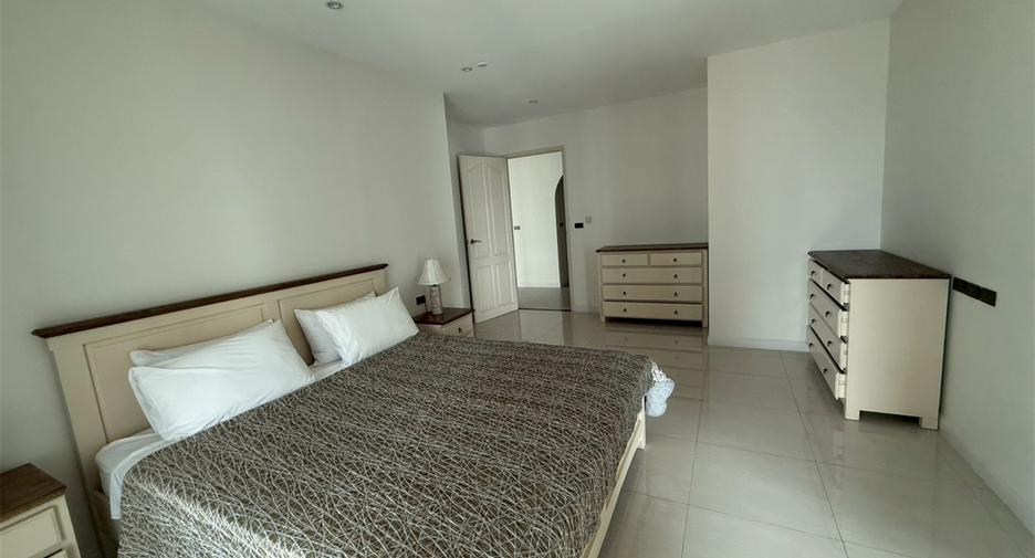 For rent 4 bedrooms condo in Khlong Toei, Bangkok