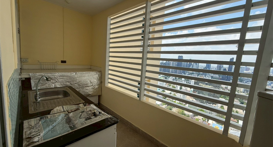For rent 4 bedrooms condo in Khlong Toei, Bangkok