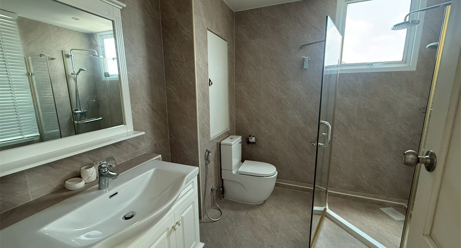 For rent 4 bedrooms condo in Khlong Toei, Bangkok