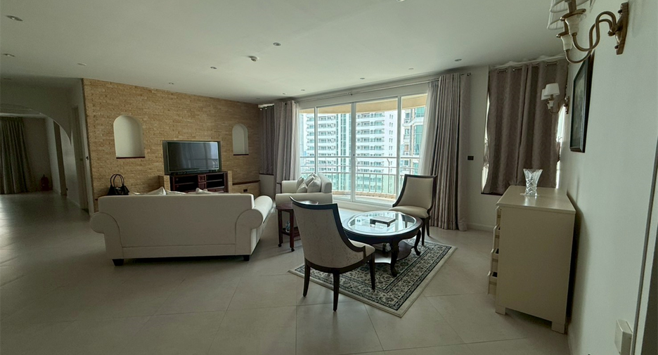 For rent 4 bedrooms condo in Khlong Toei, Bangkok