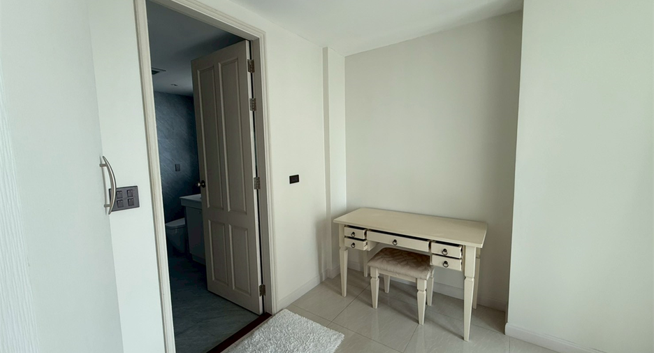 For rent 4 bedrooms condo in Khlong Toei, Bangkok