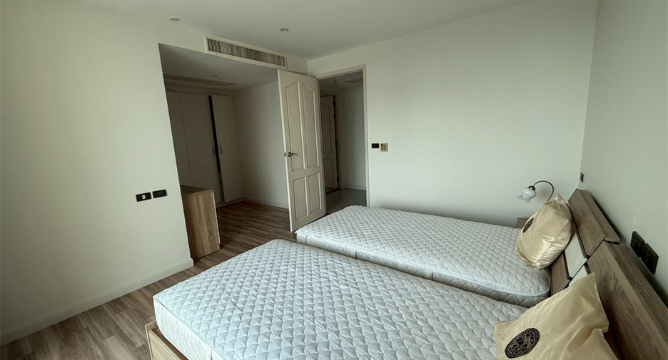 For rent 4 bedrooms condo in Khlong Toei, Bangkok