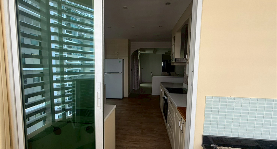 For rent 4 bedrooms condo in Khlong Toei, Bangkok