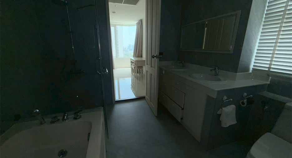 For rent 4 bedrooms condo in Khlong Toei, Bangkok