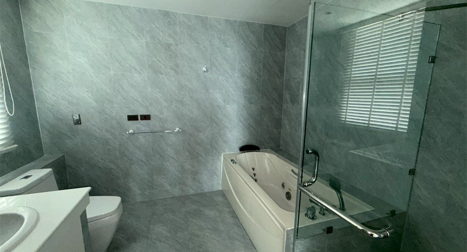 For rent 4 bedrooms condo in Khlong Toei, Bangkok
