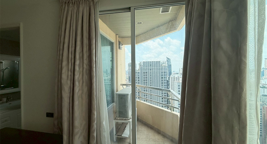 For rent 4 bedrooms condo in Khlong Toei, Bangkok