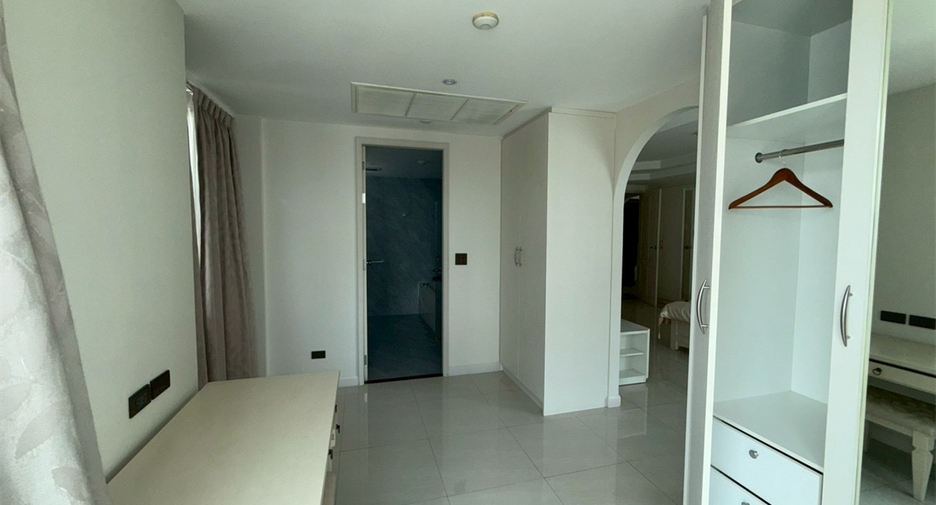 For rent 4 bedrooms condo in Khlong Toei, Bangkok