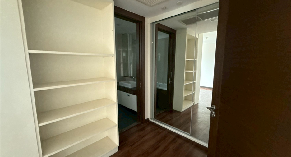 For rent 4 bedrooms condo in Khlong Toei, Bangkok