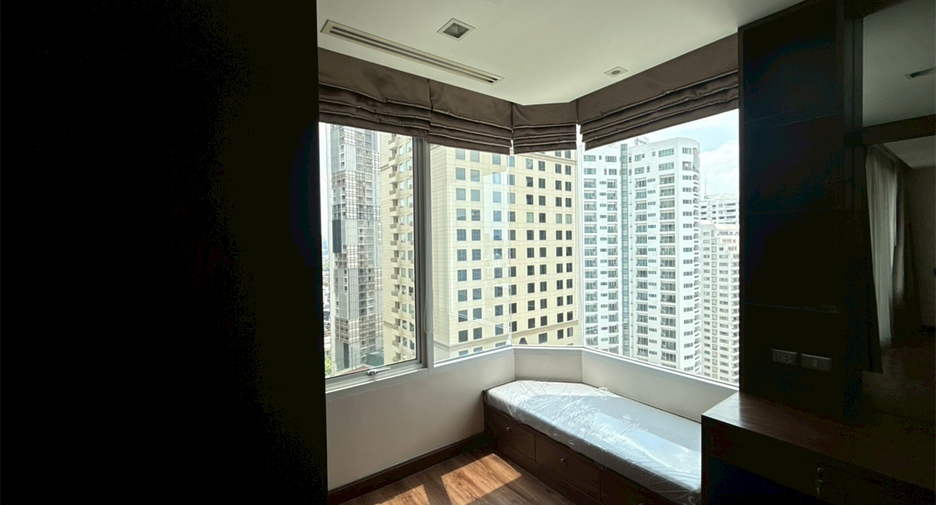 For rent 4 bedrooms condo in Khlong Toei, Bangkok