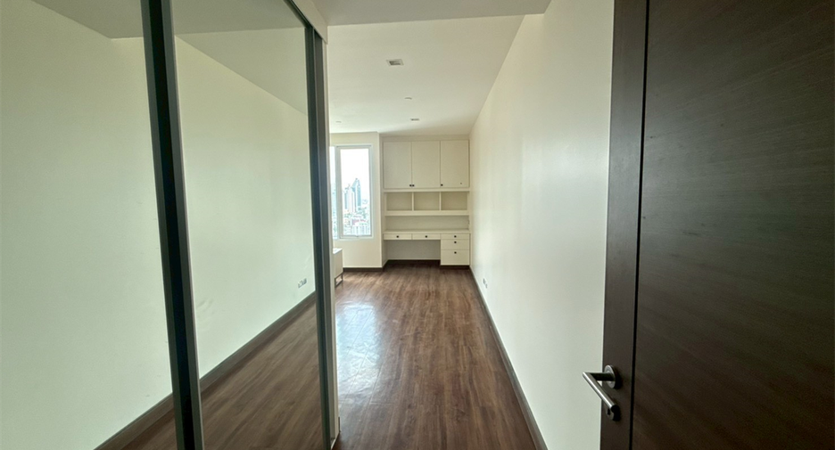 For rent 4 bedrooms condo in Khlong Toei, Bangkok