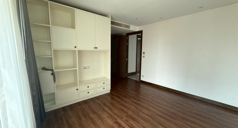 For rent 4 bedrooms condo in Khlong Toei, Bangkok
