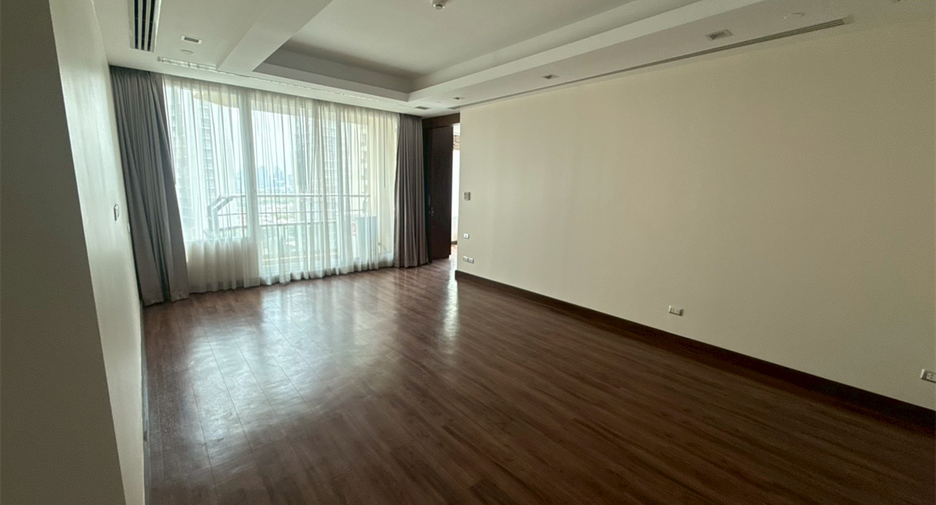 For rent 4 bedrooms condo in Khlong Toei, Bangkok