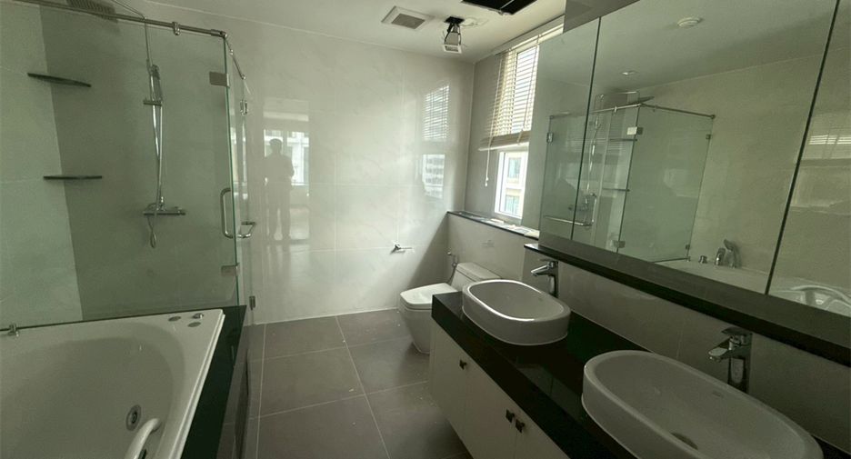For rent 4 bedrooms condo in Khlong Toei, Bangkok