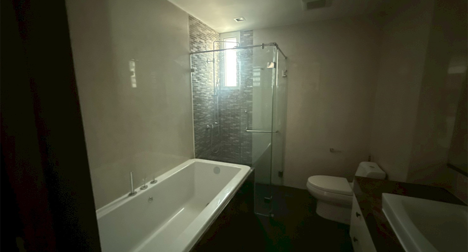 For rent 4 bedrooms condo in Khlong Toei, Bangkok