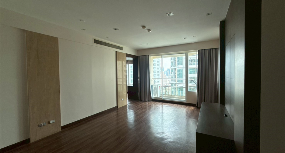 For rent 4 bedrooms condo in Khlong Toei, Bangkok