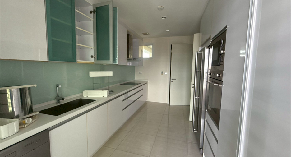 For rent 4 bedrooms condo in Khlong Toei, Bangkok