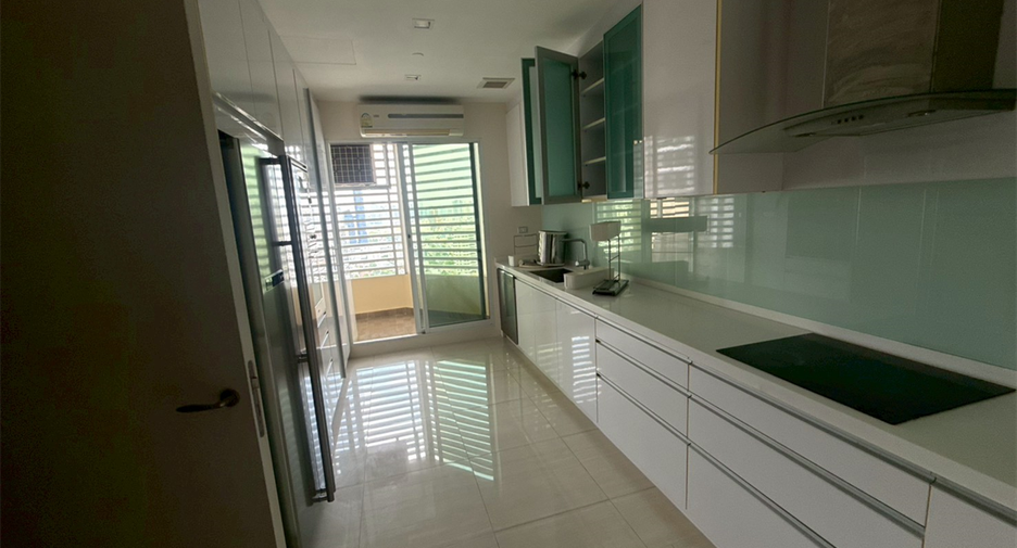 For rent 4 bedrooms condo in Khlong Toei, Bangkok