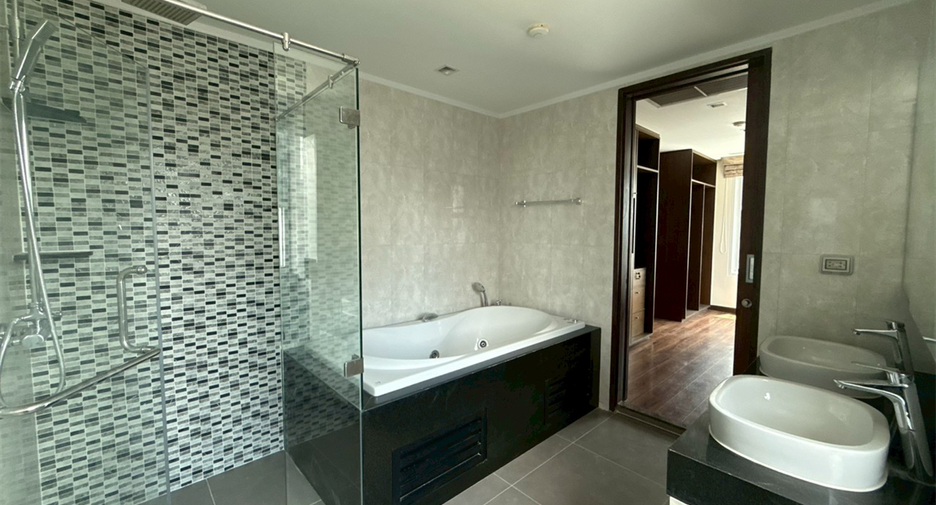 For rent 4 bedrooms condo in Khlong Toei, Bangkok