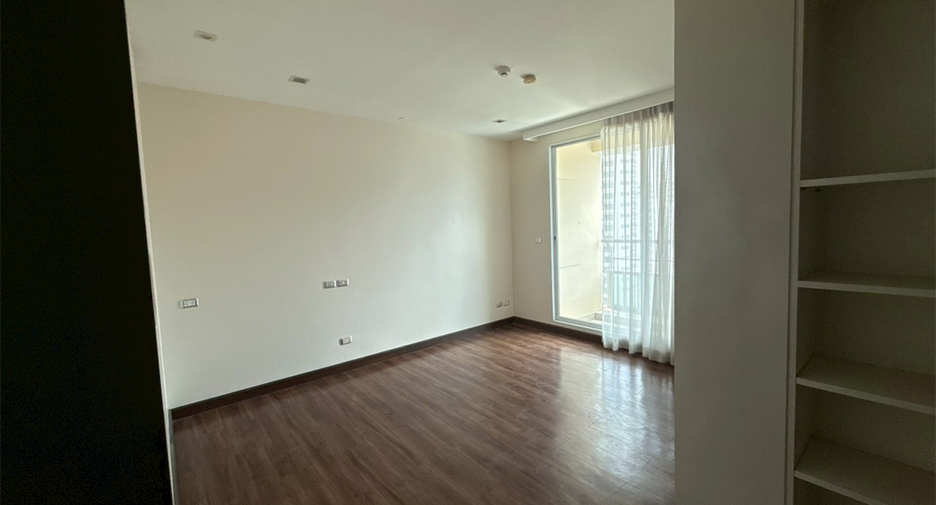 For rent 4 bedrooms condo in Khlong Toei, Bangkok