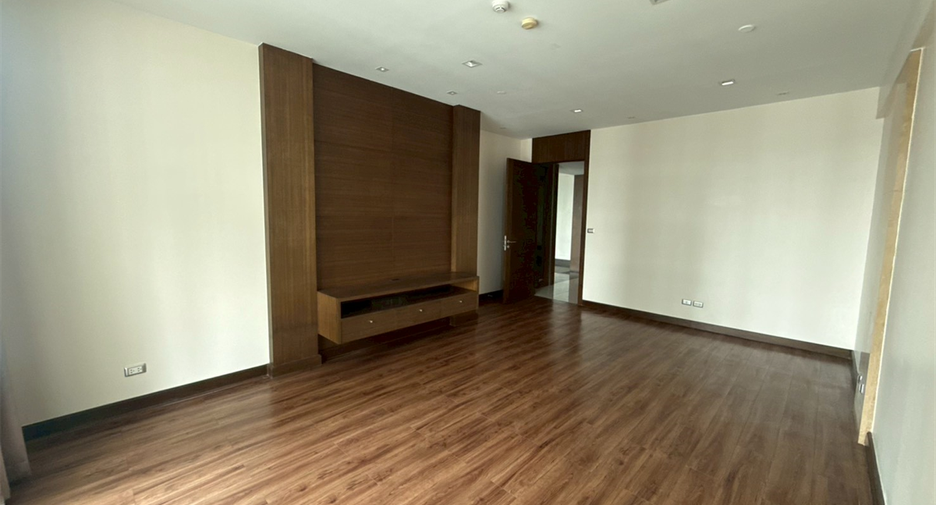 For rent 4 bedrooms condo in Khlong Toei, Bangkok