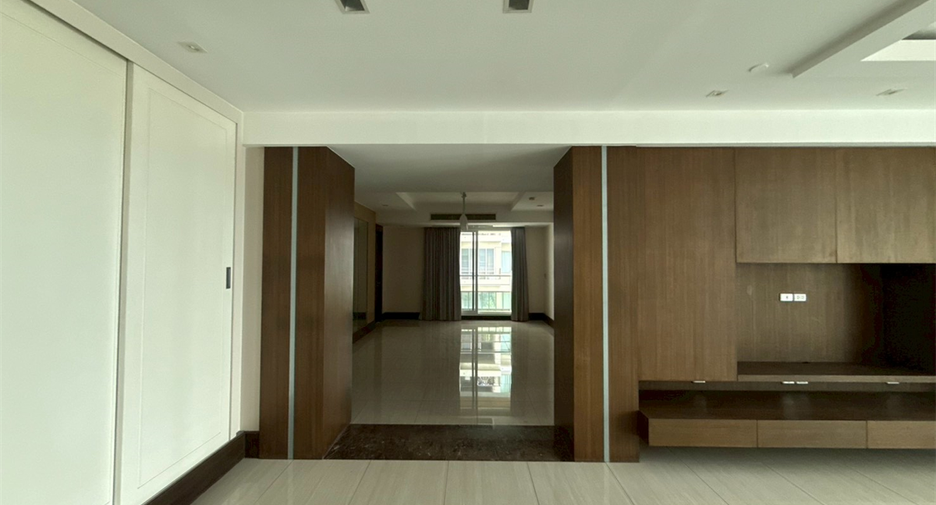 For rent 4 bedrooms condo in Khlong Toei, Bangkok