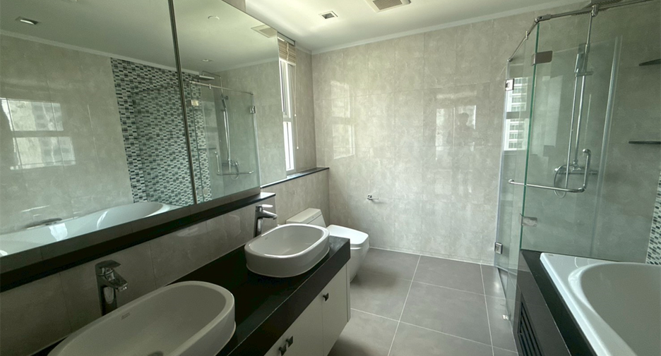 For rent 4 bedrooms condo in Khlong Toei, Bangkok